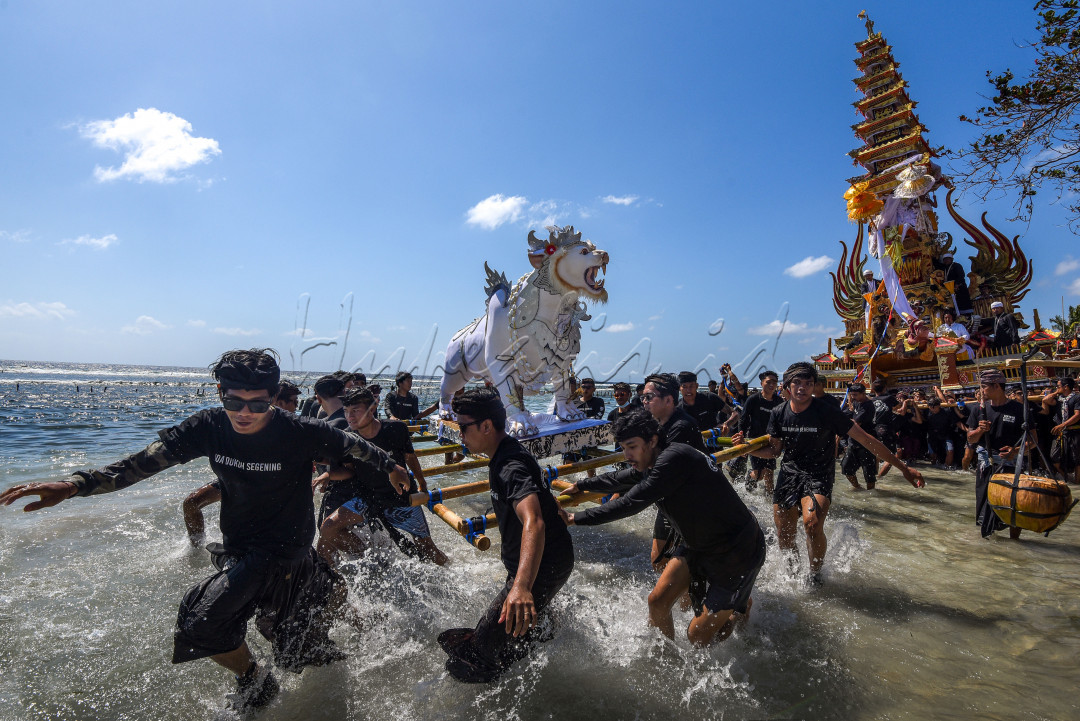 Tradisi Ngaben di Nusa Penida sangat lah unik lain halnya dengan ngaben-ngaben biasanya ngaben ini&nbsp;harus melewati pantai.&nbsp;Dengan jarak tempuh 400 meter hingga sampai ke kuburan yang berada di pesisir pantai. antusias warga bergotong royong menggotong bale dan suara gamelan khas Bali Baleganjur dan tabuh angklung Bali mengiringi proses arakan. Sanak keluarga serta warga turut menghantarkan jenazah menuju ke tempat yang abadi.