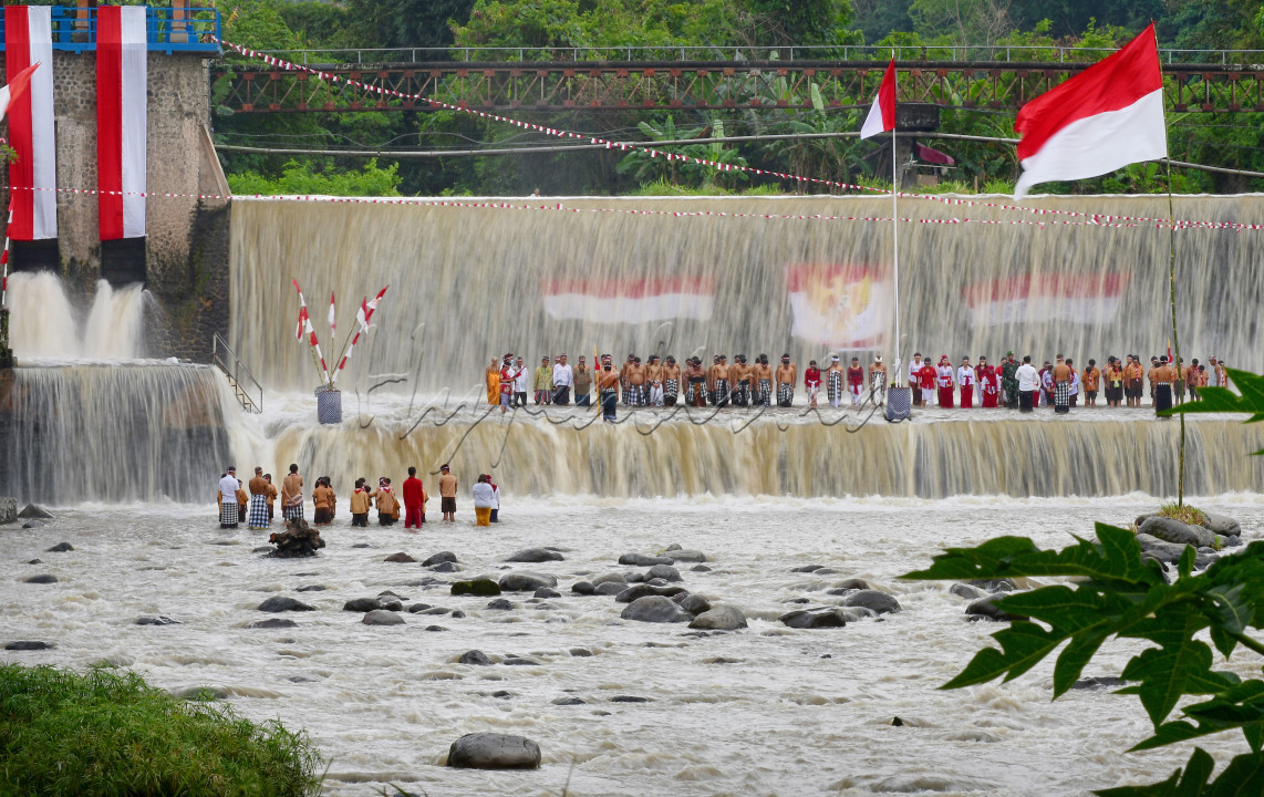 Upacara bendera di kali unda klungkung bali.&nbsp;<br />
Keindahan alam dan merah putihku<br />
Indonesia memiliki sejuta tempat terindah, salah satunya adalah Pulau Bali. Tempat ini menjadi tujuan banyak orang untuk menikmati setiap sudut yang terdapat di Kota dengan julukan Pulau Dewata ini.<br />
Keindahan Bali memang tiada duanya, Berbagai keindahan alam dari tatapan mata, dan pemandangan luas yang begitu mempesona membuat semangat kemerdekaan semakin membara bersama sang merah putih.