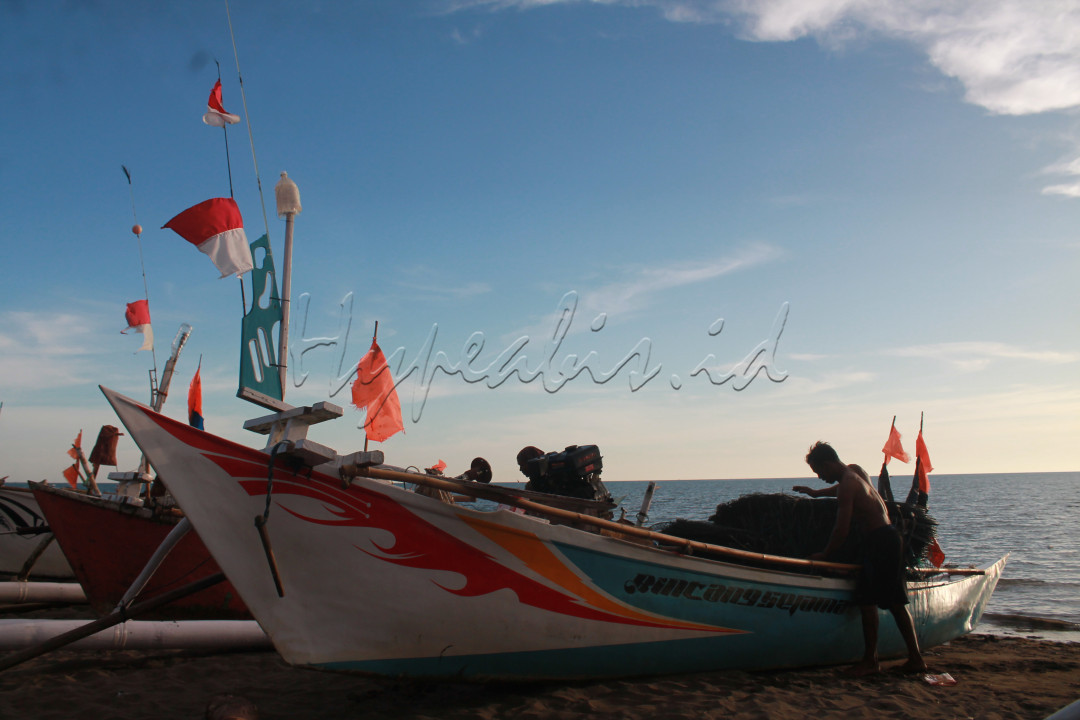 Indonesia adalah negara maritim&nbsp; dengan laut yang luas, maka banyak dari masyarakat Indonesia yang tinggal dan menetap di daerah pesisir. Mata pencaharian masyarakat pesisir sangat bergantung pada lautan dan juga perahu, foto ini memperlihatkan etnografi masyarakat pesisir, di mana dalam foto ini di tampilkan nelayan yang sedang mempersiapkan perahu nya untuk melaut dan mencari nafkah.