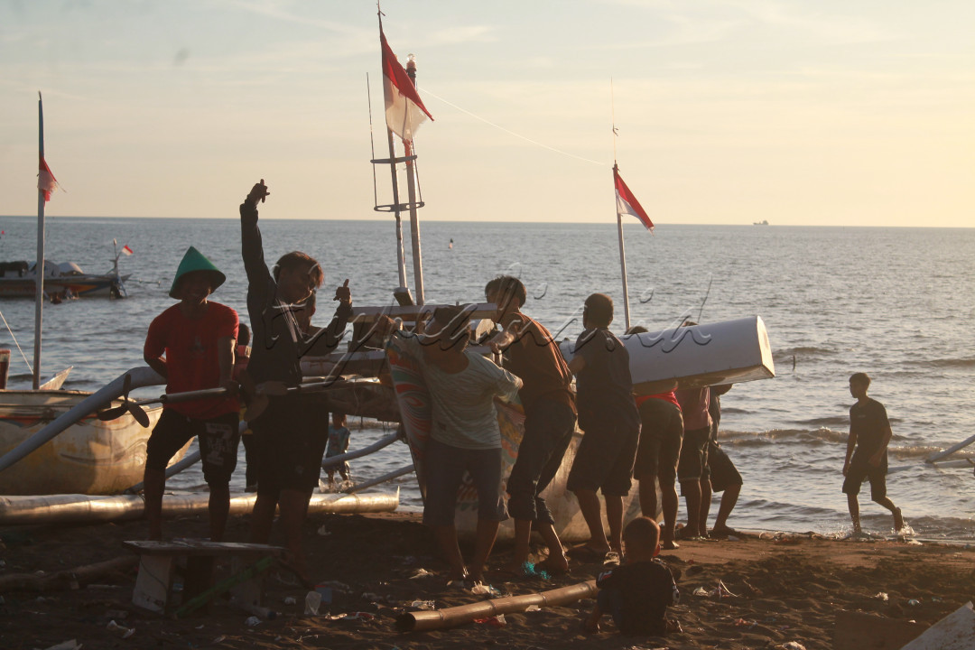Indonesia memiliki beragam karakter yang melekat pada masyarakatnya, salah satunya adalah gotong royong dan saling membantu sesama. Dalam foto ini di tunjukkan bagaimana masyarakat pesisir saling bekerja sama untuk menyeret perahu menuju ke lautan, berat sama dipikul, ringan sama dijinjing.