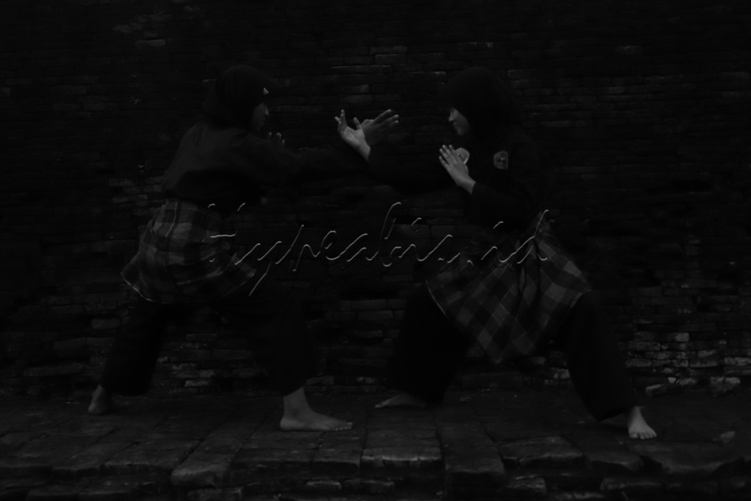 Indonesia memiliki banyak suku dan budaya, setiap budaya unik dan memiliki ciri khas nya tersendiri. Foto ini menampilkan pamanca', sebuah bela diri silat yang khas dari sulawesi selatan.