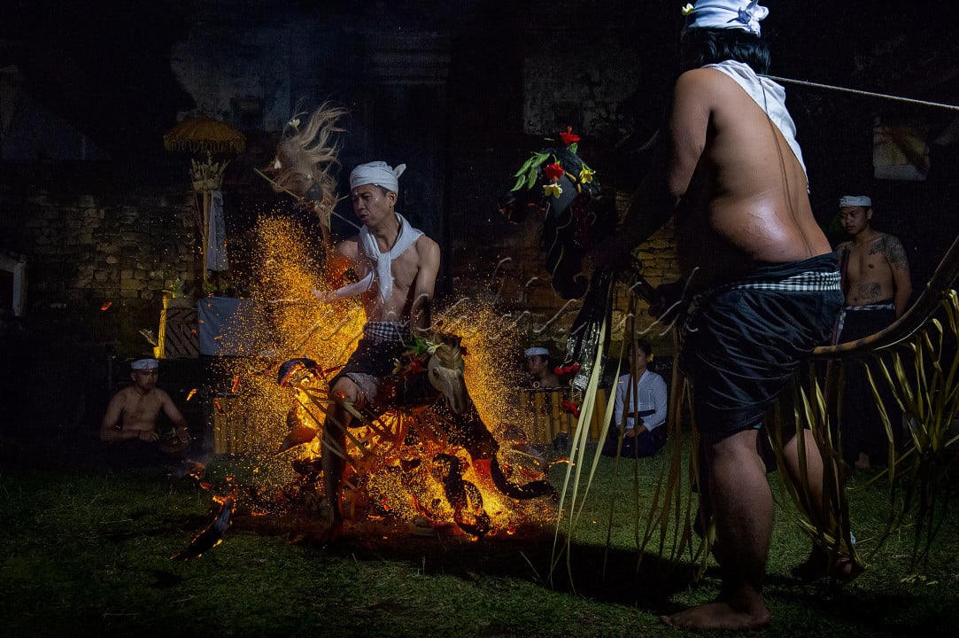 Tari Sang Hyang Jaran adalah sebuah tarian yang sangat Sakral di Bali yang memiliki makna&nbsp;spiritualitas dan religiusitas yang tinggi....Penari yang menari di Tarian ini tanpa sadar diri...Tari ini mempunyai arti magis, penolak bahaya.