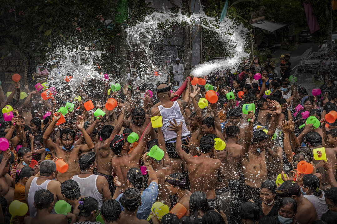 Perang Air Suwat berasal dari desa Suwat Gianyar Bali, yang dilaksanakan setiap awal Tahun yang.&nbsp;Perang air dimaknai masyarakat setempat sebagai upaya melawan energi buruk, Perang air/Siat Yeh&nbsp;yang disimbolkan dengan cara mengambil dan kemudian saling disiramkan ke tubuh, yang bertujuan agar dapat membersihkan diri dari hal hal negatif.&nbsp; Perang Air&nbsp;biasanya digelar di kawasan&nbsp;catus pata&nbsp;atau perempatan jalan desa.Mereka melaksanakannya dengan penuh semangat yang tinggi.