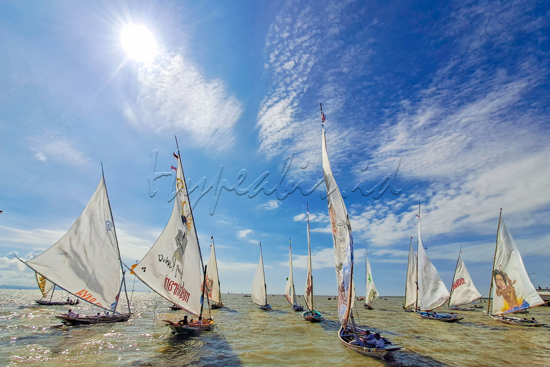 Perahu layar adalah perahu kecil berlayar dan berlambung tunggal dengan sirip yang dapat ditarik masuk, pemberat penyeimbang dihasilkan dari berat badan awak perahu. Festival Perahu Layar sudah menjadi acara tahunan yang dilombakan ketika bulan Agustus telah tiba.&nbsp;
