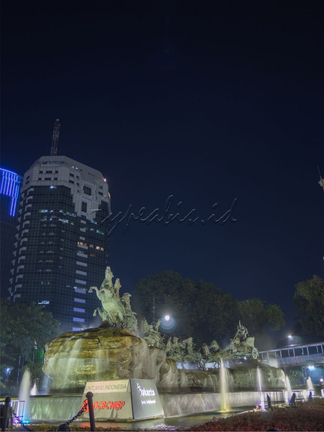 Pembuatan patung kereta kuda ini merupakan ide mantan Presiden Soeharto setelah melakukan kunjungan kenegaraan ke Turki, ia terinspirasi untuk membuat monumen di Jakarta.<br />
<br />
Patung Kuda Arjuna Wijaya menceritakan tentang sebuah adegan Mahabharata, yaitu Arjuna yang sedang menggenggam busur panah dan Batara Kresna sedang menjadi pengemudi kereta perang berkepala garuda yang ditarik oleh delapan ekor kuda. Ikon Kuda &nbsp;melambangkan delapan filsafat kepemimpinan. Jumlah kuda melambangkan Asta Brata, yaitu delapan falsafah hidup dalam ajaran Hindu Jawa.