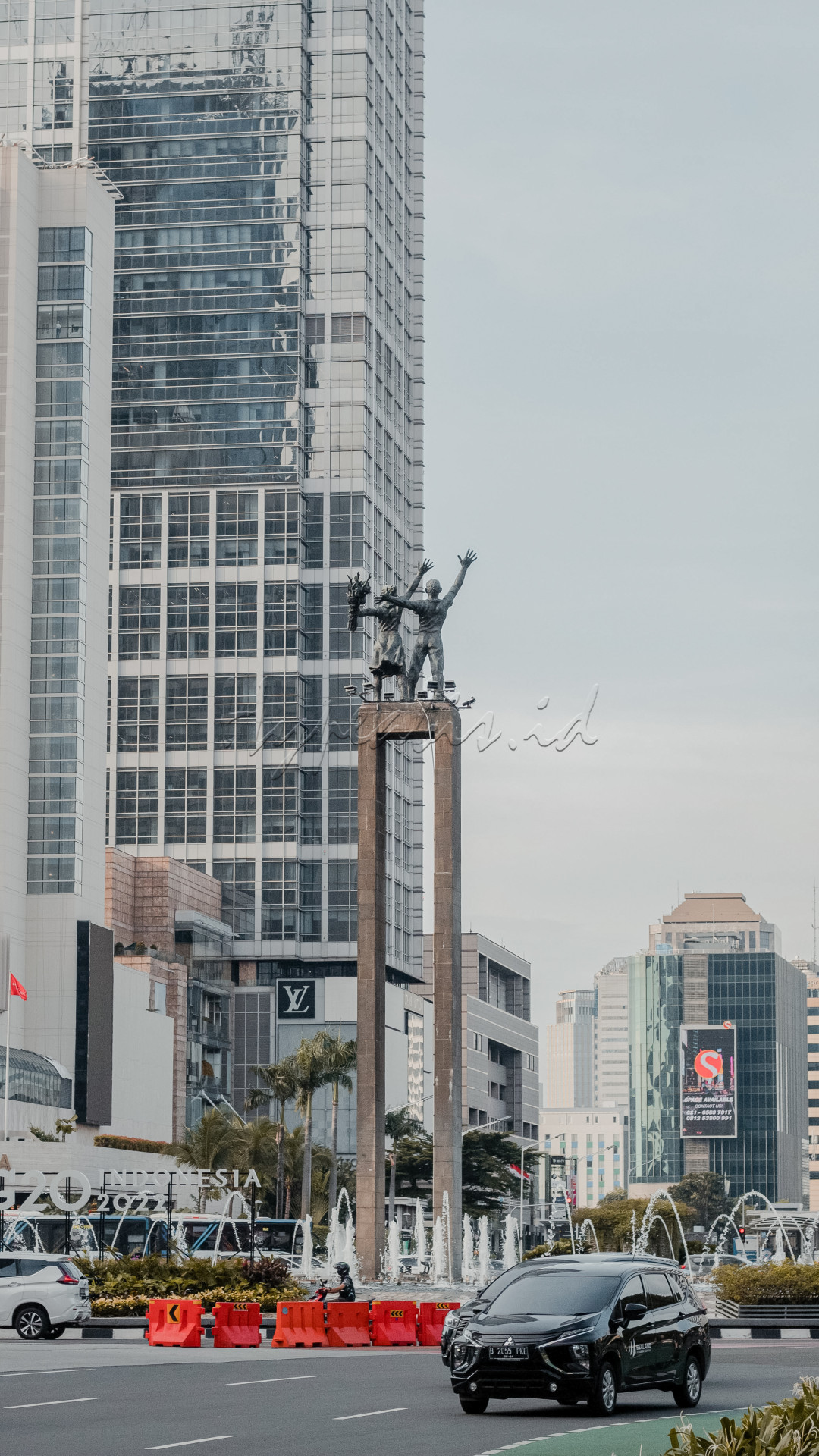 Salah satu bangunan bersejarah yang menjadi ikon menarik di Indonesia adalah Monumen Selamat Datang. Monumen Selamat Datang merupakan bangunan monument yang berada di tengah Bundaran Hotel Indonesia, Jakarta. Monumen ini berupa dua bangunan tiang tinggi dengan sepasang patung laki-laki dan perempuan yang terletak di puncak atas. Kedua patung ini menggenggam bunga dan melambaikan tangan sebagai simbol selamat datang.<br />
<br />
Monumen selamat datang ini menjadi salah satu ikon populer yang ada di Indonesia. Tentu saja monumen ini dibangun dengan latar belakang sejarah yang unik. Di dalam rangka perhelatan Asian Games IV yang digelar di Jakarta, Presiden Soekarno ingin menyambut para tamu-tamu negara di Bundaran Hotel Indonesia dengan baik. Dengan itulah, monumen ini dibangun sebagai simbol penyambutan.