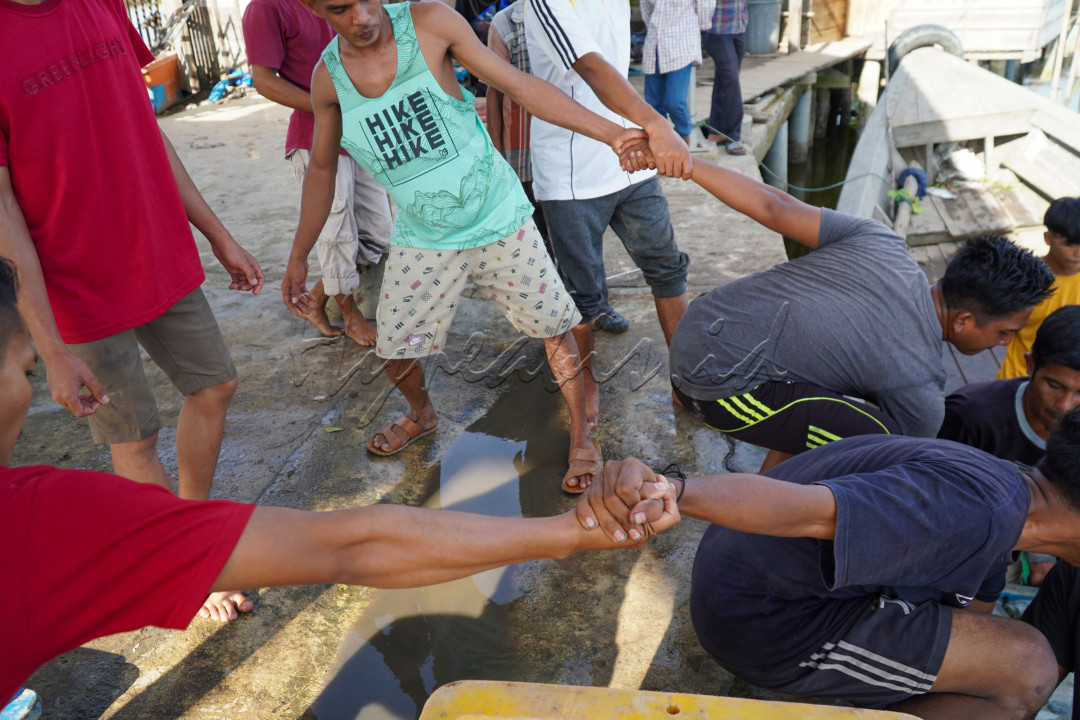 Saat keragaman indonesia, di daerah aceh utara para buruh angkut di tempat pelelangan ikan. dimana mereka saat memindah viber ikan hanya mengunakan tangan dilakukan tanpa mengunakan tali. momen seperti ini cuma ada di indonesia<br />
&nbsp;