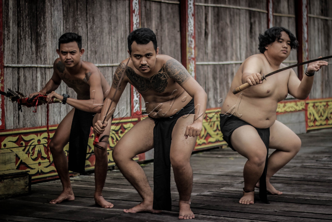 <div style="text-align: justify;">Suku Dayak ternyata memiki tradisi yang unik yang terus dipegang dan dilestarikan hingga saat ini. Salah satu tradisi yang dipegang oleh&nbsp;suku Dayak&nbsp;adalah ilmu mistis warisan leluhur&nbsp;suku Dayak&nbsp;yang menakutkan. Bahkan salah satu ilmu ini mampu melukai hingga mematikan lawan tanpa menyentuhnya.Tiga ilmu warisan leluhur&nbsp;suku Dayak&nbsp;Kalimantan&nbsp;yang menakutkan yakni, Parang Maya, Pedang Pekir Suku Dayak dan Cuca Peruntus Suku Dayak.<br />
&nbsp;</div>