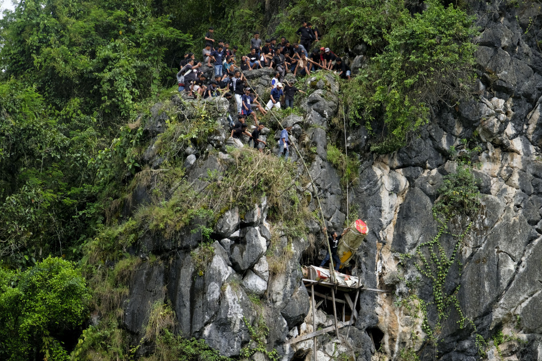 Ma'peliang atau penguburan dalam liang batu atau gua bagi bangsawan toraja. Prosesi ini merupakan prosesi terakhir dalam ritual rambu solo upacara kematian masyarakat toraja. Sebelum dimasukkan ke liang batu, peti jenazah diarak oleh keluarga dari rumah duka ke puncak tebing lalu secara bersama-sama menurunkan peti menuju liang dengan hanya menggunakan tali, bambu dan alat yang cukup sederhana lainnya. Jenazah yang kuburkan di liang paling atas adalah bangsawan yang memiliki strata yang paling tinggi dan sangat dihormati