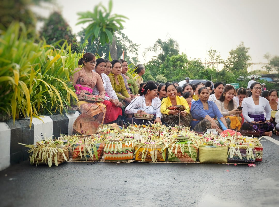 Johanes chandra n.p_ 088299032017_ Beragam senyuman<br />
Hanya di Indonesia beragam senyuman,latar belakang,dan canda tawa dapat ditemukan dimana saja termasuk dalam foto itu.