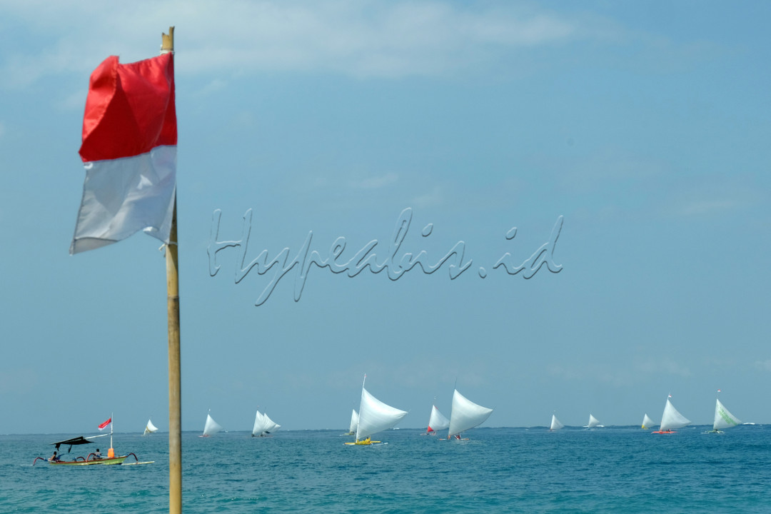 Puluhan nelayan mengikuti lomba perahu layar Selat Bali di Pantai Gilimanuk, Jembrana, Bali, Minggu (21/8/2022). Lomba perahu layar yang mengusung tema "Pulih Lebih Cepat, Bangkit Lebih Kuat" tersebut kembali digelar setelah sempat selama dua tahun ditiadakan akibat pandemi COVID-19 untuk memeriahkan HUT Kemerdekaan ke-77 Republik Indonesia dan melestarikan budaya nelayan tradisional.&nbsp;