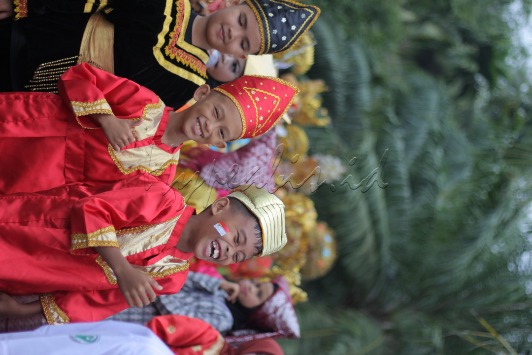 <p>Antusiasme masyarakat sangat terlihat pada perayaan HUT RI ke-77 di Kec. IV Nagari, Kab. Solok. Salah satunya saat acara pawai alegori yang diikuti siswa mulai dari PAUD sampai SMA sekecamatan IV Nagari.&nbsp;<br />
Di foto terlihat jelas senyuman tulus penuh kebahagiaan dari adik2 siswa SD saat mengikuti Pawai perayaan HUT RI ke-77.&nbsp;<br />
INDONESIA MENURUT GUE di penuhi bocah2 ajaib dengan hati yang jujur tanpa kepura2an.&nbsp;</p>