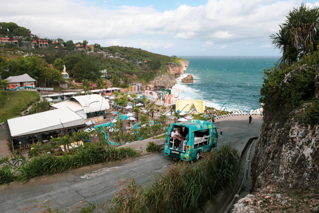 Tempat ini menawarkan area nongkrong dengan spot foto Instagramable berlatar belakang laut selatan yang indah. Selain dapat bersantai menikmati suasana, wisata ini juga memiliki beragam fasilitas, salah satunya kendaraan yang mengantar wisatawan dari lokasi parkiran hingga ke tempat wisata.&nbsp;