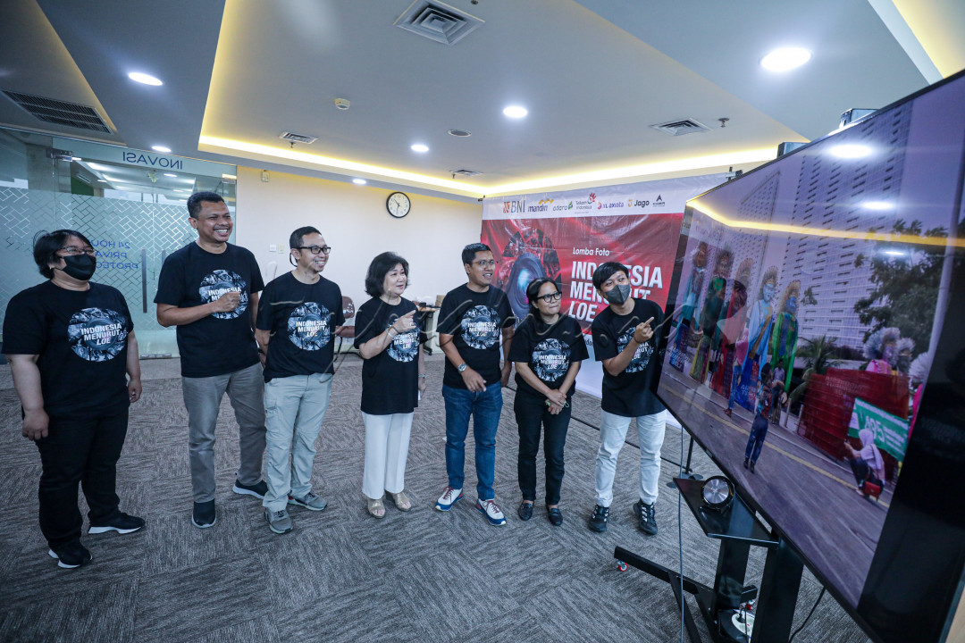 Presiden Direktur PT Jurnalindo Aksara Grafika Lulu Terianto (tengah), Direktur Pemasaran Hery Trianto (ketiga kanan), Wakil Pemimpin Redaksi Bisnis Indonesia &nbsp;Rahayuningsih (kedua kanan), Wakil Pemimpin Redaksi Bisnis Indonesia Fahmi Achmad (kedua kiri), Redaktur Pelaksana Diena Lestari (kiri), &nbsp;Ketua Panitia Lomba Foto &nbsp;Himawan L Nugraha (kanan), dan Juri Mast Irham melihat karya peserta lomba foto di Jakarta, Kamis (25/08/2022). <em>Bisnis Indonesia </em>yang berkolaborasi dengan <em>Hypeabis.id </em>menggelar lomba foto yang bertemakan <em>Indonesia Menurut Loe</em>.&nbsp;