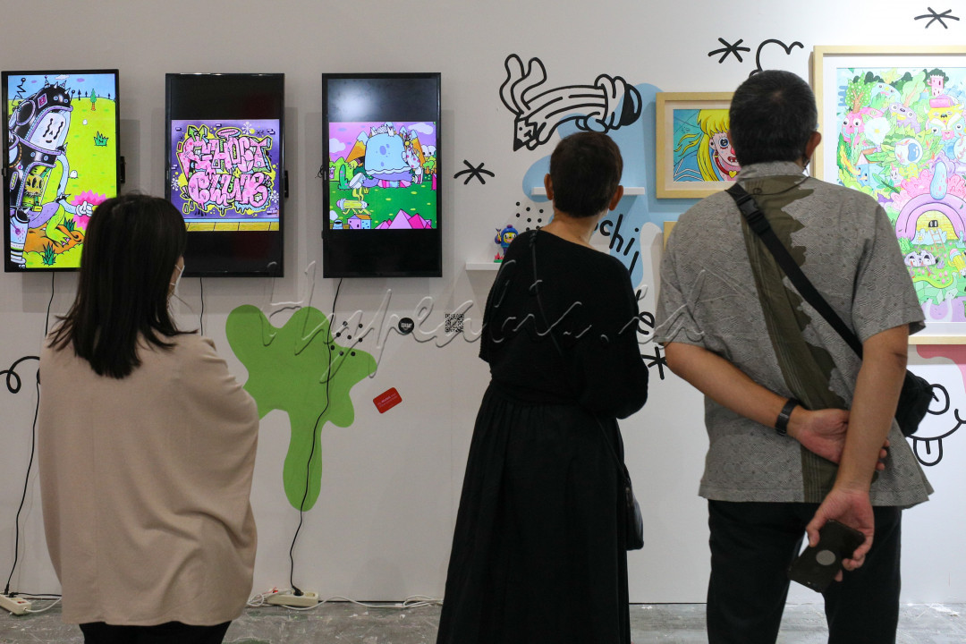 Pengunjung melihat karya di Art Jakarta 2022 yang diselenggarakan di Jakarta Convention Center (JCC), Jakarta, Jumat (26/8). Pameran seni ini kembali dibuka pada 26 Agustus 2022 sebagai pekan seni internasional dimana ajang ini digelar sebagai upaya pemulihan ekosistem seni rupa di dalam negeri.&nbsp;