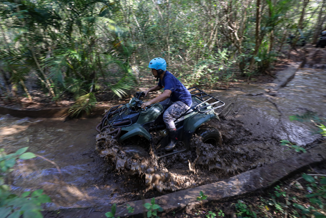 ATV merupakan singkatan dari All Terrain Vehicle. Termasuk kendaraan roda empat, tampilan dan fungsinya mirip dengan mobil yang biasa digunakan dalam olahraga offroad.