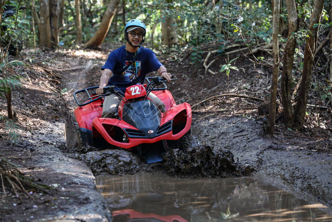 Hanya saja ukurannya lebih kecil dan kemudinya dengan stang kemudi layaknya sepeda motor.