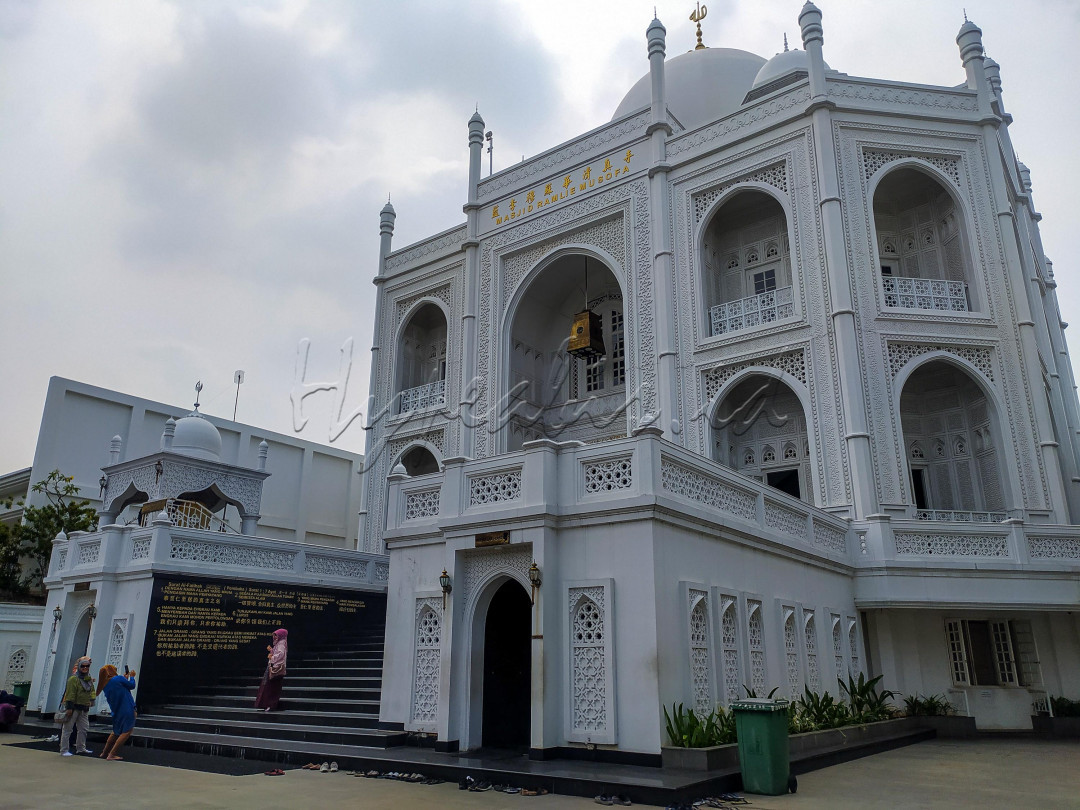 Masjid ini didirikan oleh Haji Ramli Rasidin. Menurut pendirinya, bangunan masjid terinspirasi dari keindahan Taj Mahal.
<div>&nbsp;</div>