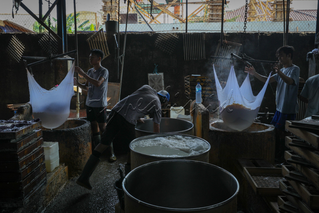 Sejumlah pekerja menyelesaikan proses pembuatan tahu di industri rumahan kawasan Duren Tiga, Jakarta. Keberadaan sentra tahu ini akan terus ada dikarenakan tahu merupakan salah satu makanan yang paling sering dikonsumsi dan digandrungi masyarakat Indonesia.