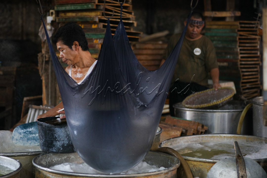 Untuk memenuhi permintaan pasar di sekitar kawasan tersebut, industri rumahan ini memproduksi tahu sedikitnya 1,5 ton kedelai per harinya dengan jumlah pekerja sekitar 15 orang.