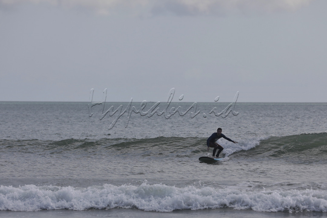 Pantai Kuta, Bali, merupakan salah satu destinasi wisata yang menarik di Indonesia.<!--/data/user/0/com.samsung.android.app.notes/files/clipdata/clipdata_bodytext_220914_132134_703.sdocx-->