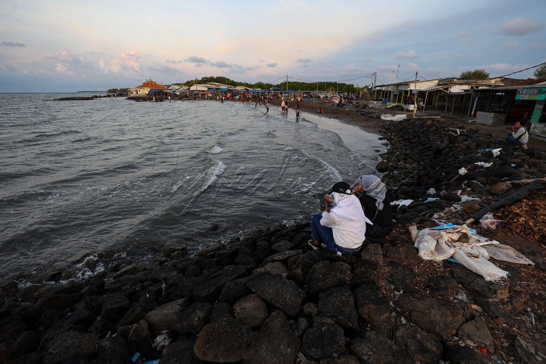 Jika beruntung mendapatkan cuaca yang cerah, pengunjung dapat menikmati surya tenggelam (Sunset) di sisi barat pantai.