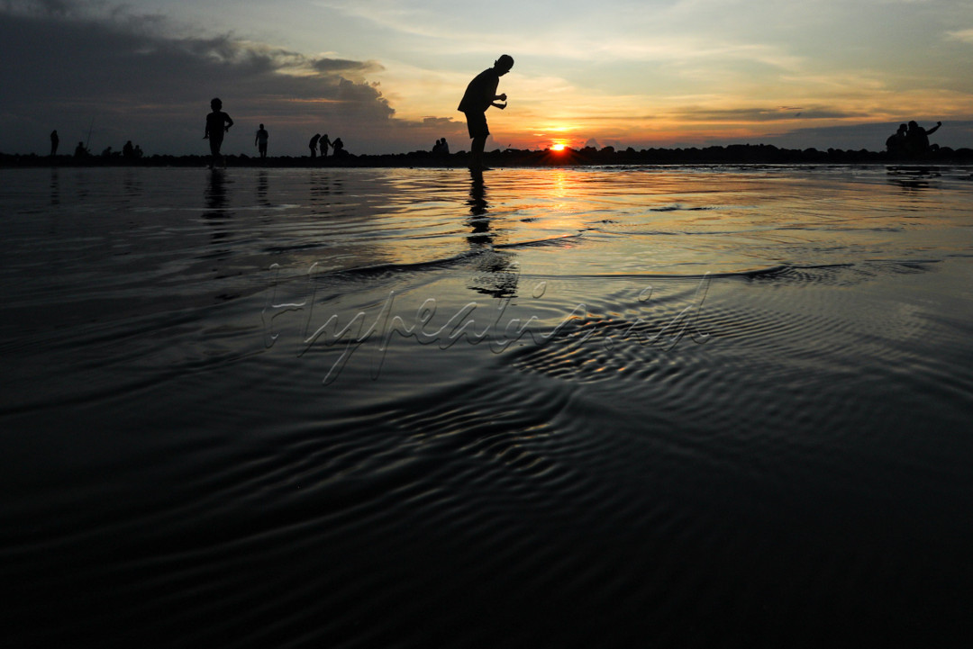 Wisatawan yang berkunjung ke tempat ini dapat melakukan berbagai kegiatan rekreasi seperti berenang, memancing, atau sekedar menikmati es kelapa sembari memandang keindahan alam.