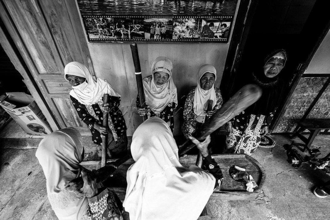 Gejog Lesung merupakan kesenian tradisional berupa permainan instrumen musik perkusi menggunakan alat penumbuk padi.
