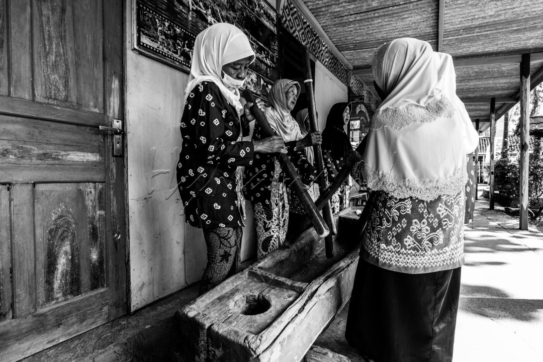 Alat musik ini dimainkan oleh 5-6 orang secara bergantian dengan memukul berbagai bagian dari alat penumbuk padi sehingga menimbulkan suara dan irama yang unik.&nbsp;