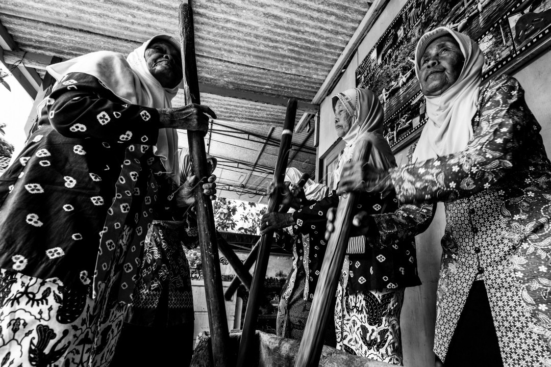 Seiring perkembangan teknologi, lesung pun kian langka bahkan harganya bisa mencapai jutaan rupiah. Karena itu gejog lesung pun lebih banyak dipentaskan kelompok kesenian tradisional di desa wisata. Salah satunya di Gunungkidul, Yogyakarta.