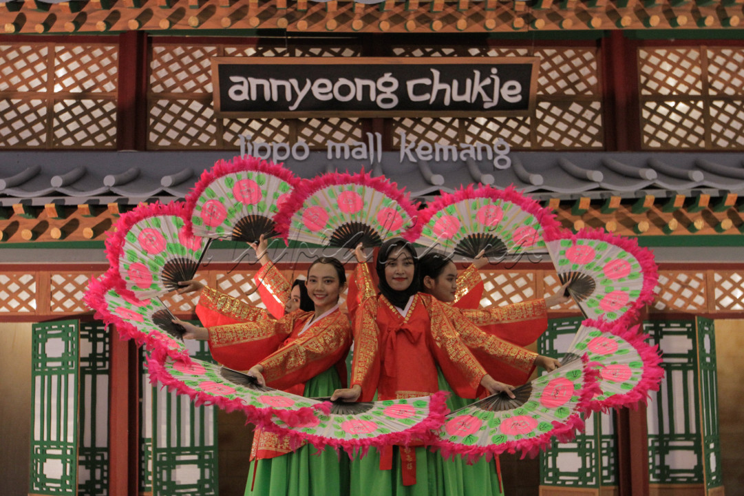 Penari mengenakan pakaian tradisional Korea saat pembukaan Annyeong Chukje 2022 Korean Festival di Jakarta.&nbsp;