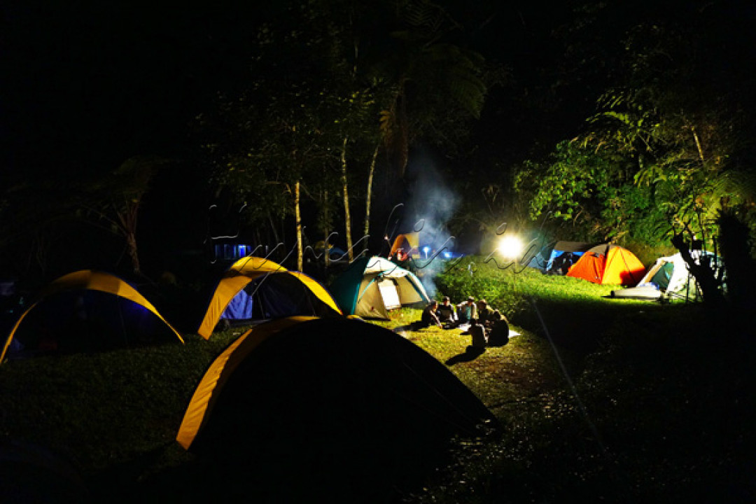 Deretan tenda memadati area Bumi Perkemahan Situgunung, Sukabumi, Jawa Barat.