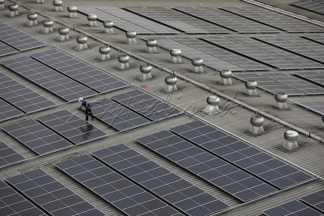 Salah satunya yang diterapkan pabrik milik salah satu produsen bahan makanan di kawasan Cikarang. Sebanyak 2.274 unit solar cell seluas 4.600 meter persegi dipasang di atap warehouse flour (gudang terigu) dan warehouse bran (gudang bran/pakan ternak) salah satu produsen bahan makanan.