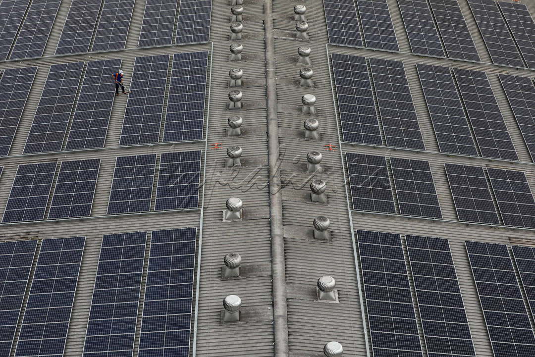 Pembangkit Listrik Tenaga Surya (PLTS) ini memiliki kapasitas sebesar 1 megawatt-peak (MWp), yang dapat menghasilkan penghematan energi sebesar 1.112.133 kilowatt-hour (kWh) per tahun.