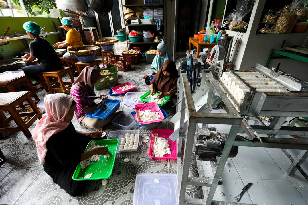 Saat ini membuat usaha makanan kering menjadi usaha yang dapat diandalkan, karena dapat di produksi dalam jumlah yang banyak dan tidak mudah basi, sehingga dapat disimpan dalam jangka waktu yang lama. Salah satu makan kering tersebut yaitu keripik tempe.