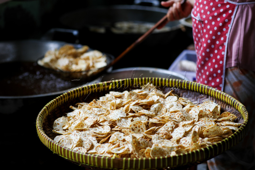Lalu faktor kebersihan juga menentukan, tempe yang produksinya tidak bersih hasilnya tidak akan bagus karena terkontaminasi. Dan yang terpenting proses penggorengan pertama dimana kripik tempe harus digoreng satu persatu dengan cepat sehingga hasil akhirnya akan merata.&nbsp;