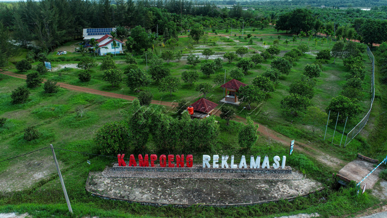 <div>Kampoeng Reklamasi Air Jangkang merupakan salah satu proyek rehabilitasi lingkungan PT Timah Tbk. (TINS). Proyek ini dimulai pada 2013 dengan diawali ujicoba penanaman tanaman kemiri sunan sebagai tanaman bioenergi seluas 6 hektare.</div>

<div>&nbsp;</div>