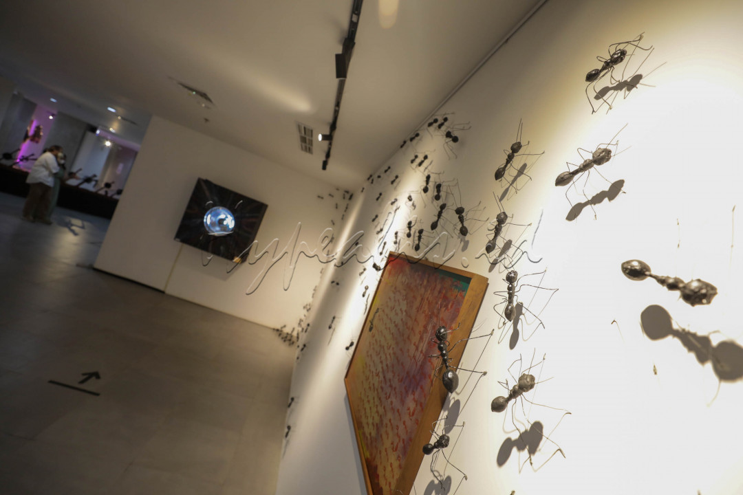 Tujuan dari penggunaan judul pameran 1 x 1 adalah sebagai pedoman bagi perupa untuk menafsirkan kembali perjalanan pribadinya ketika menjelajahi ruang yang dibatasi ukuran dan kemudian divisualkan kembali dalam karya yang telah dibatasi ukurannya. Limited, Limitless.