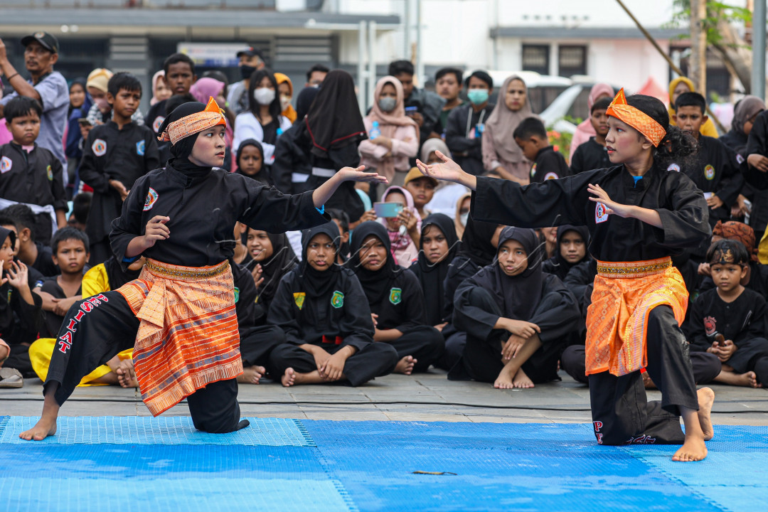 <div>Pencak silat merupakan seni bela diri tradisional yang berasal dari Indonesia. Saat ini bela diri ini telah dikenal secara luas dimancanegara. Pencak silat sendiri merupakan bela diri yang banyak diminati oleh banyak orang terutama masyarakat Indonesia.</div>

<div><br />
&nbsp;</div>