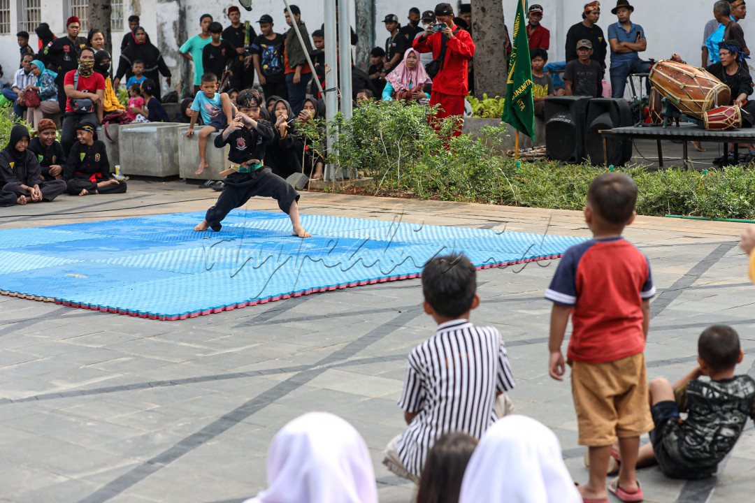 Keindahan gerakan pencak silat membuat banyak orang terpukau dan mempelajarinya. Tidak terbatas orang dewasa, namun anak kecil pun sudah banyak yang mempelajarinya.
<div><br />
&nbsp;</div>