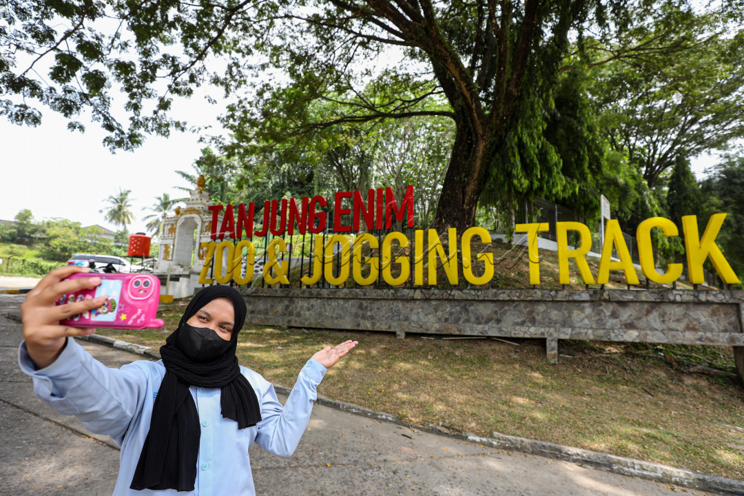 Siapa sangka di Sumatra Selatan terdapat tempat wisata yang tidak boleh dilewatkan. Terletak di Tanjung Enim, berdiri sebuah kawasan wisata fauna bernama Tanjung Enim Zoo Dan Jogging Track.<br />
<br />
&nbsp;