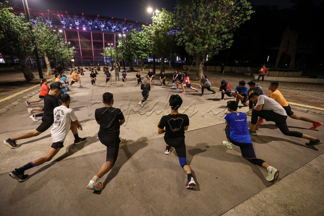 Puluhan warga memacu gerakan fisik yang seirama mengikuti instruksi dari beberapa pelatih. Melompat, berlari melalui rintangan, hingga beradu kecepatan dalam sesi latihan di pelataran Gelora Bung Karno (GBK).