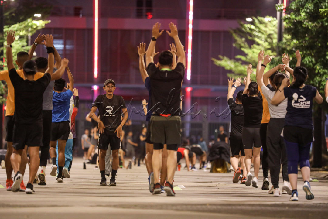 Kegiatan pelatihan lari ini diikuti para penggemar lari yang tergabung di dalam UA Run Crew, dan rutin digelar setiap Selasa pukul 19.00 WIB.
