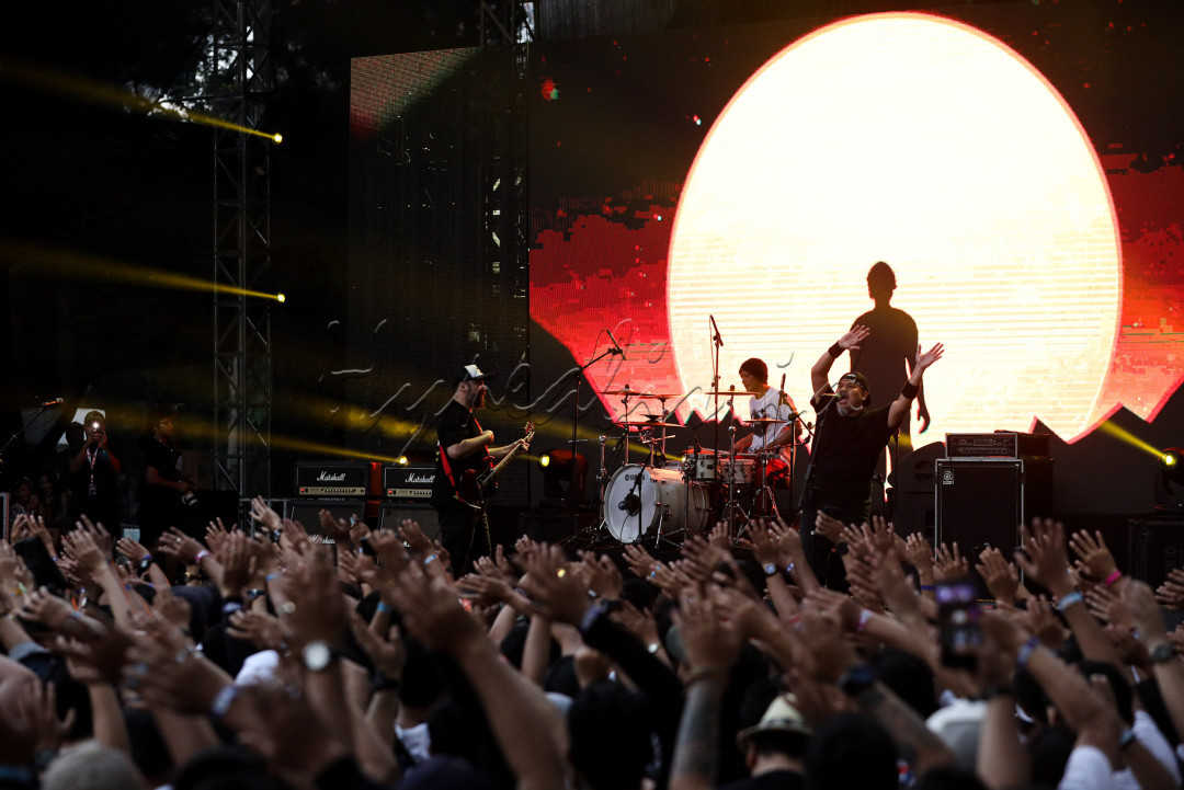 Atmosfer rock yang terbangun saat mereka tampil masih sangat terasa, apalagi formasi personel masih utuh/lengkap.