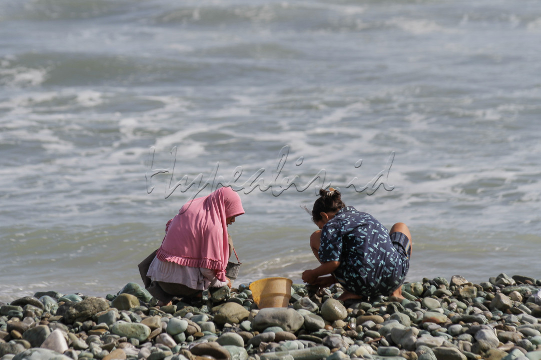 Sejumlah wanita mencari batu hias di kawasan Pantai Pu&rsquo;ukungu, Ende, Nusa Tenggara Timur.