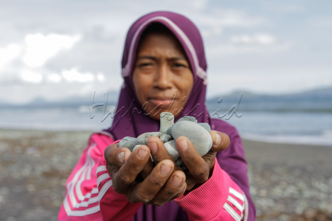 Biasanya dalam sehari para wanita ini bisa mengumpulkan enam sampai tujuh karung batu yang dihargai Rp13.000 per karungnya.&nbsp;
