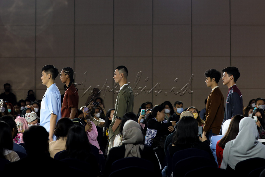 Beberapa model berlenggak lenggok mengenakan beragam fashion bertema kain katun saat peragaan busana, pada acara Cotton Day 2022.