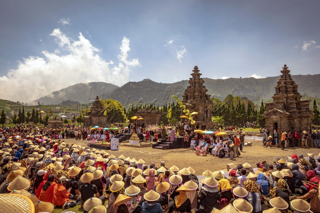 Return of the Light menjadi tema penyelenggaraan Dieng Culture Festival 2022 yang berlangsung pada awal September lalu.<br />
Pada DCF 2022 kali ini, tema yang di usung adalah representasi dari harapan dan semangat industri wisata di Kawasan Dieng pasca pandemi.<br />
Kembalinya cahaya tradisi yang dua tahun ini sempat tertunda dan event ini kita gelar menjadi satu momentum kebangkitan perekonomian dan kebudayaan utamanya sektor pariwisata di Dieng yang sempat lesu selama 2 tahun.<br />
Salah satu acara puncak dari DFC ini adalah tradisi ruwatan anak gembel atau anak berambut gimbal, yang digelar pada hari Sabtu, 3 September 2022. Pencukuran anak gembel kali ini menjadi rekor terbanyak karena ada 15 anak dan dari banyak daerah termasuk dari Jakarta, dan ini sekaligus menjadi catatan istimewa karena tercatat dalam reko MURI.<br />
Dengan suksesnya kegiatan ini masyarakat berharap, semua kegiatan masyarakat bisa pulih kembali dan menjadi tonggak bangkitnya dunia wisata di Banjarnegara, serta semakin kuatnya Persatuan dan kesatuan dan ekonomi Indonesia&nbsp;