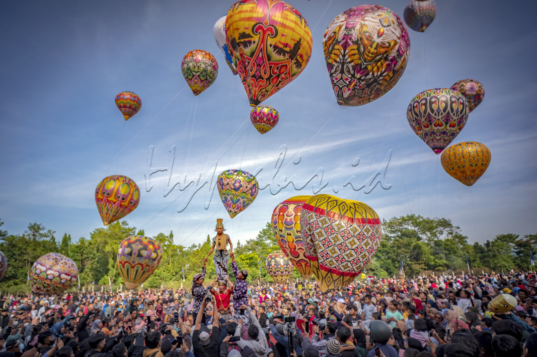 Java Balloon Atraction 2022 even tahunan pemerintah Kabupaten Wonosobo . Tahun ini digelar di Taman Wisata Kalianget pada tanggal 4 September lalu. Sebanyak 28 Balon terbaik terbang menghiasi Langit Wonosobo pagi itu.Gelaran tahun ini lebih spesial karena ditampilkan atraksi balon dengan formasi-formasi unik dari balon membentuk destinasi dan wisata alam seperti gunung Sindoro, telaga Menjer, waduk Wadas Lintang yakni dengan perbedaan ketinggian. Selain itu juga ditampilkan tarian lengger yang merupakan tarian khas Wonosobo .<br />
Sejarah balon udara warna warni di Wonosobo sebenarnya susah ada sejak jaman dahulu. Masyarakat biasa menerbangkan balon ini ketika hari Raya Idul Fitri. Ini sebagai simbol kemenangan sekaligus kebahagiaan masyarakat.<br />
Pada waktu lalu mereka menerbangkan balon ini secara bebas namun karena alasan keselamatan penerbangan, maka sejak beberapa waktu lalu penerbangan balon secara bebas dilarang dan kemudian digantikan dengan cara ditambatkan dengan tapi serta dibatasi pada ketinggian tertentu. Lalu kemudian oleh pemerintah Kabupaten Wonosobo diadakan festival balon sebagai ajang untuk menunjukkan kreatifitas masyarakat Wonosobo sekaligus mengundang wisatawan untuk hadir di Wonosobo.
