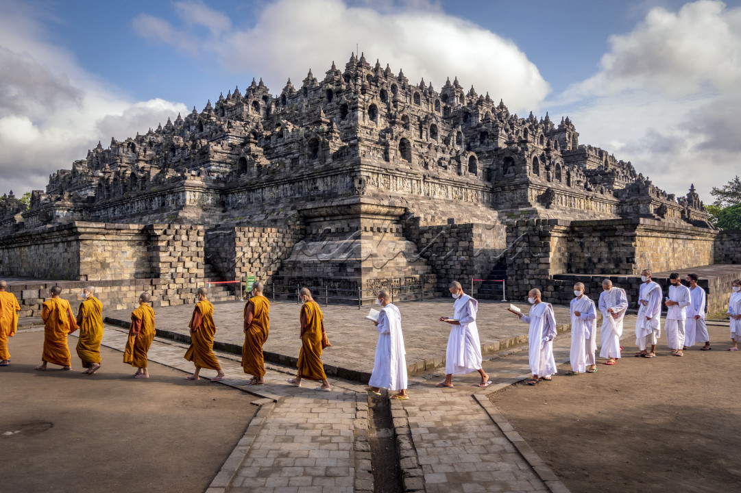 Tanah air kita terdiri dari berbagai suku budaya dan agama. Selain itu juga kaya akan peninggalan sejarah masa lalu yang luar biasa. Salah satunya adalah candi Borobudur yang pernah termasuk dalam keajaiban dunia. Selain sebagai tempat wisata sejarah, tempat ini juga menjadi tempat ibadah bagi umat Budha.<br />
Dan yang lebih hebat lagi, toleransi antar masyarakatnya juga sangat luar biasa. Antara ibadah dan wisata bisa berjalan bersama. Selain itu masyarakat Budha bisa menjalankan ibadah dengan damai di tengah masyarakat yang mayoritas beragama lainnya.<br />
Fungsi ganda yang dimiliki Candi Borobudur selain sebagai sarana ibadah juga sebagai tempat wisata secara tidak langsung telah membuat roda perekonomian masyarakat di sekitar candi meningkat.